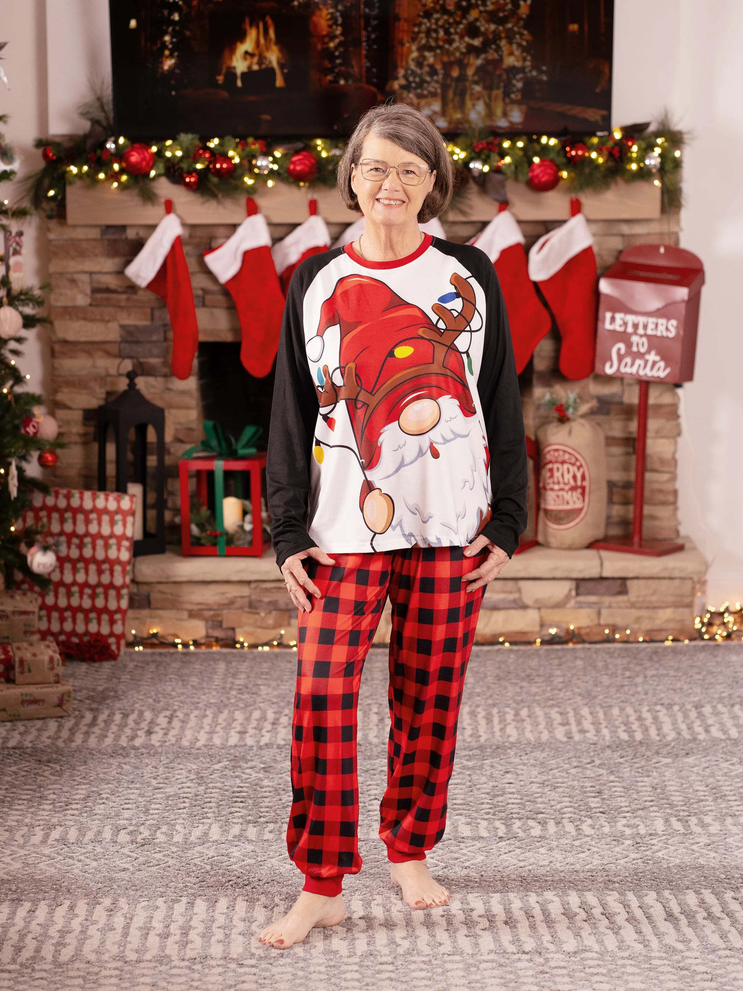 Christmas Family Matching Santa Print Raglan Sleeves Pajamas Sets with Christmas Socks (SGS Certied Safety) Red