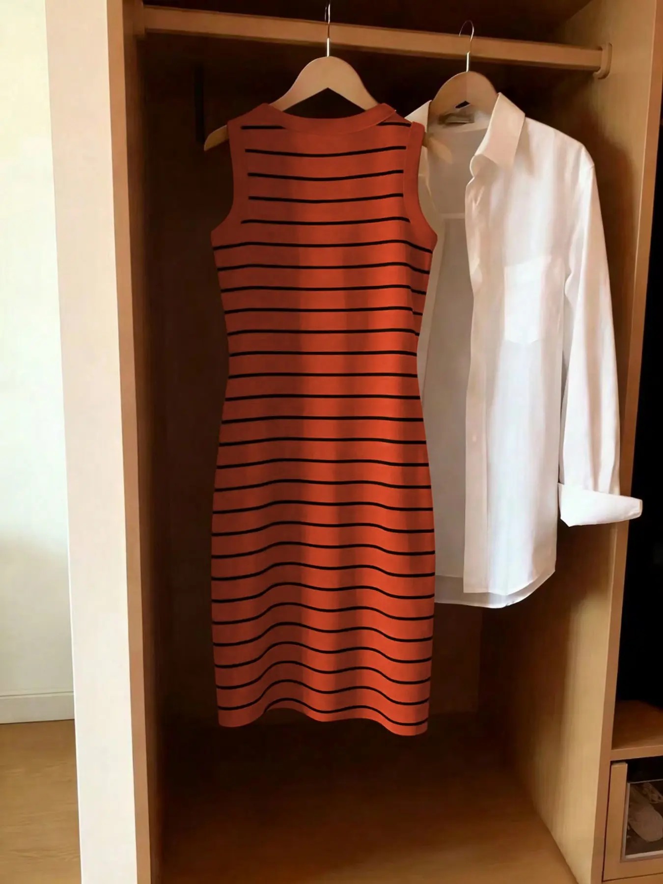 Sleeveless Striped Bodycon Dress – Round Neck, Fitted, Spring/Summer Style