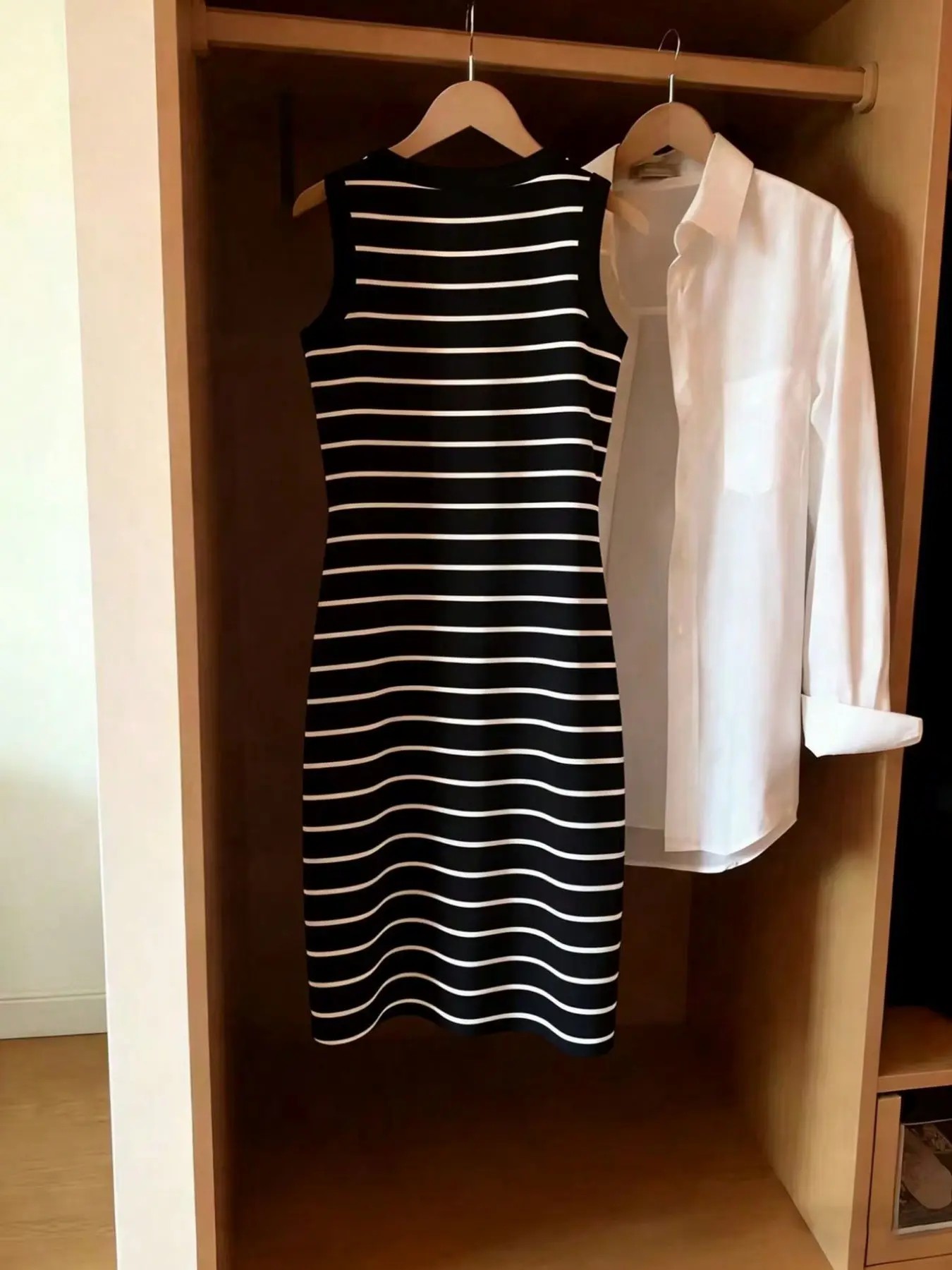 Sleeveless Striped Bodycon Dress – Round Neck, Fitted, Spring/Summer Style