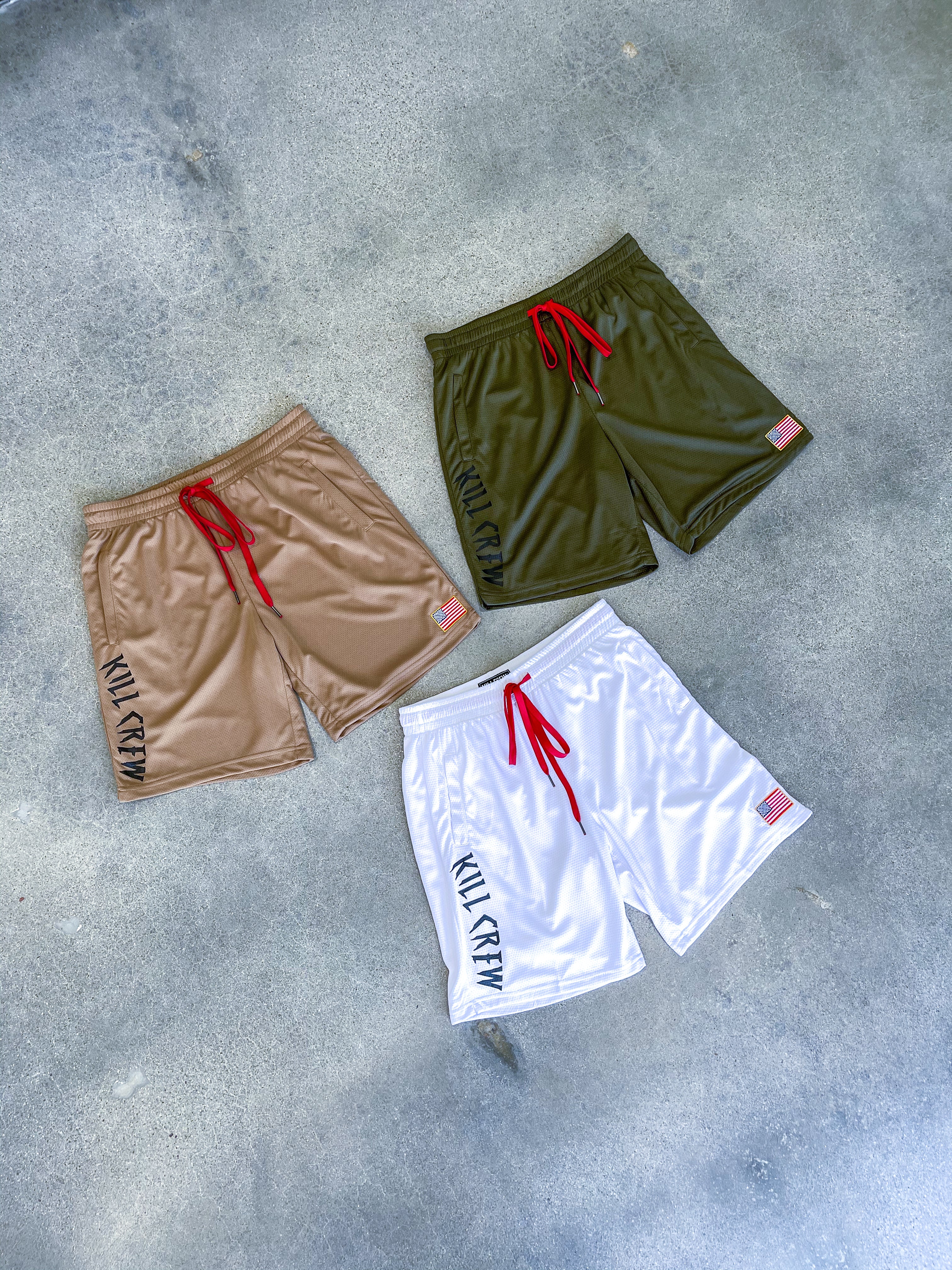 RELAXED CUT SHORTS EMBROIDERED FLAG - WHITE