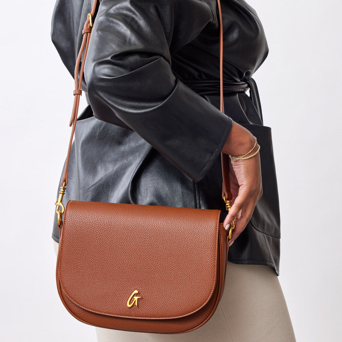 LARGE PEBBLE SHOULDER BAG - BROWN