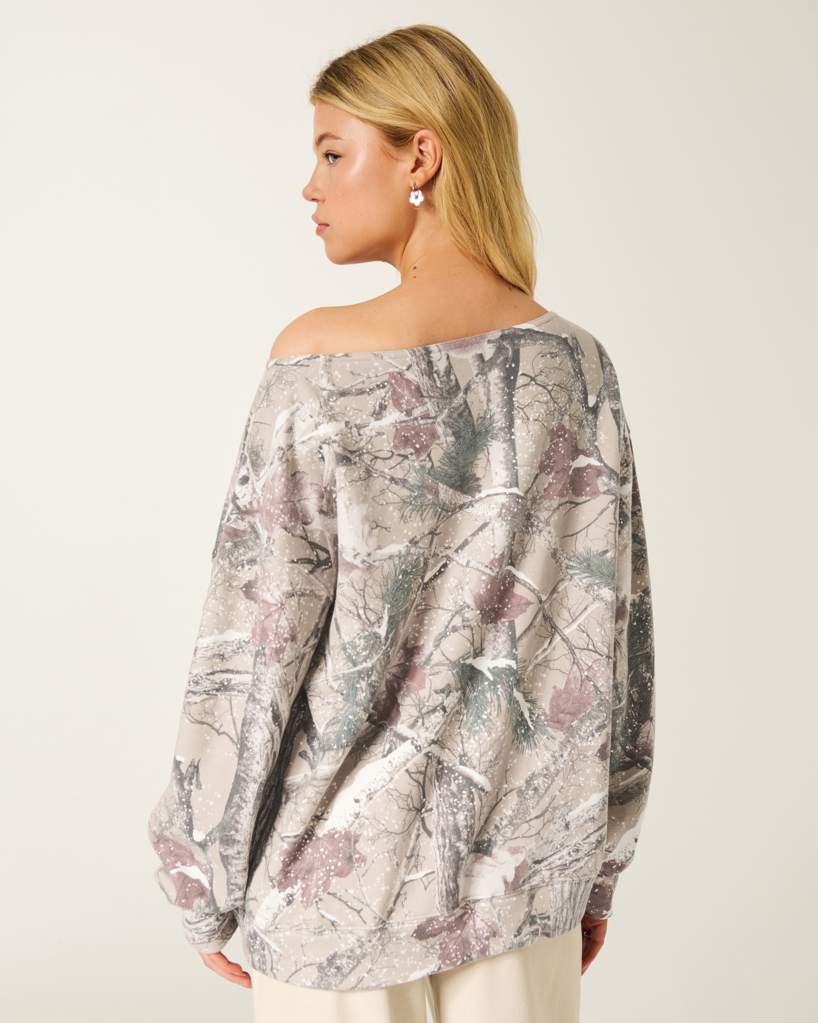 Oversized Off-the-Shoulder Floral Bow Pattern Sweatshirt