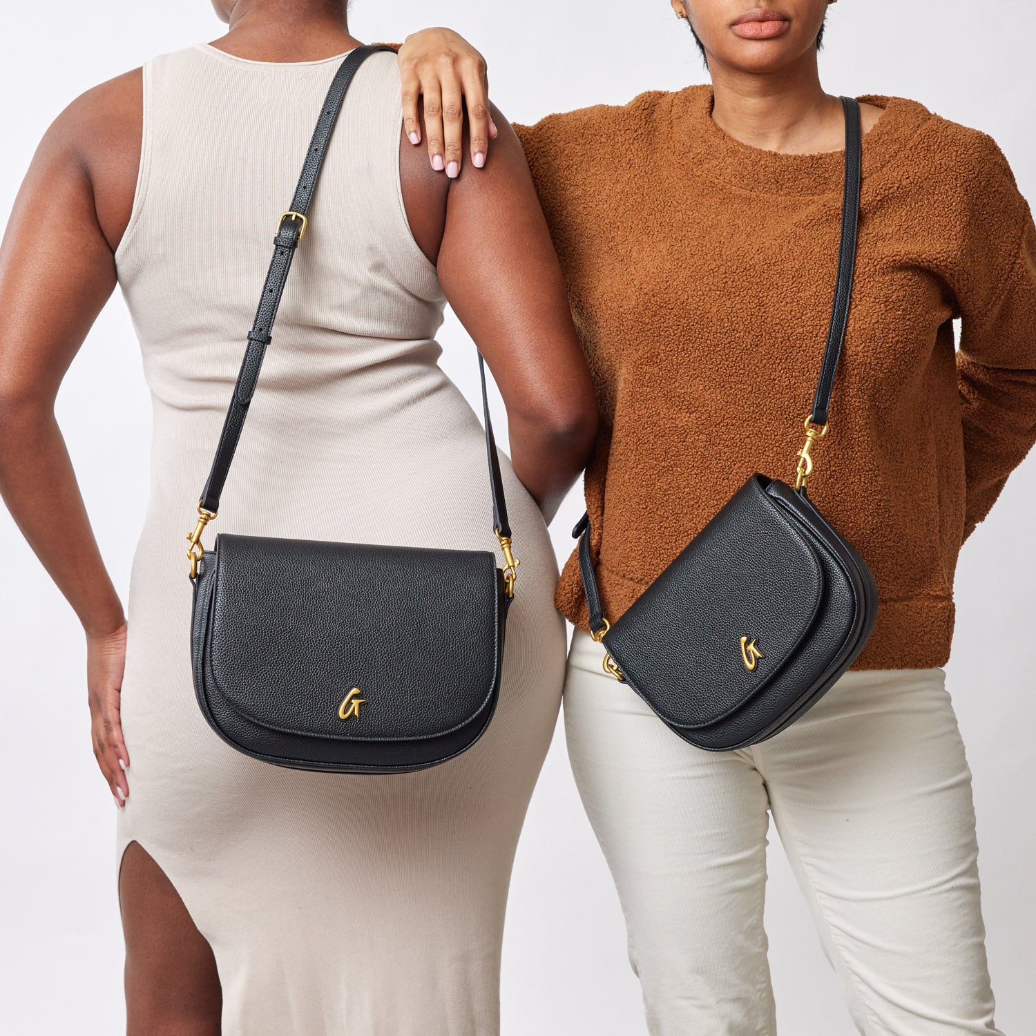 MEDIUM PEBBLE SHOULDER BAG - BLACK