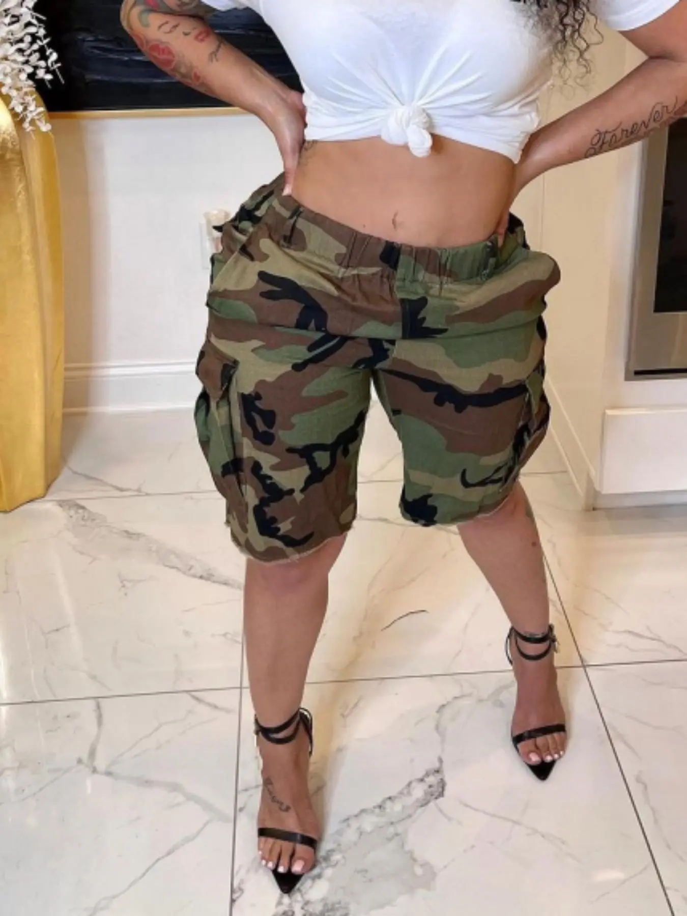 Women's Camo Print Elastic Waist Cargo Shorts with Pockets