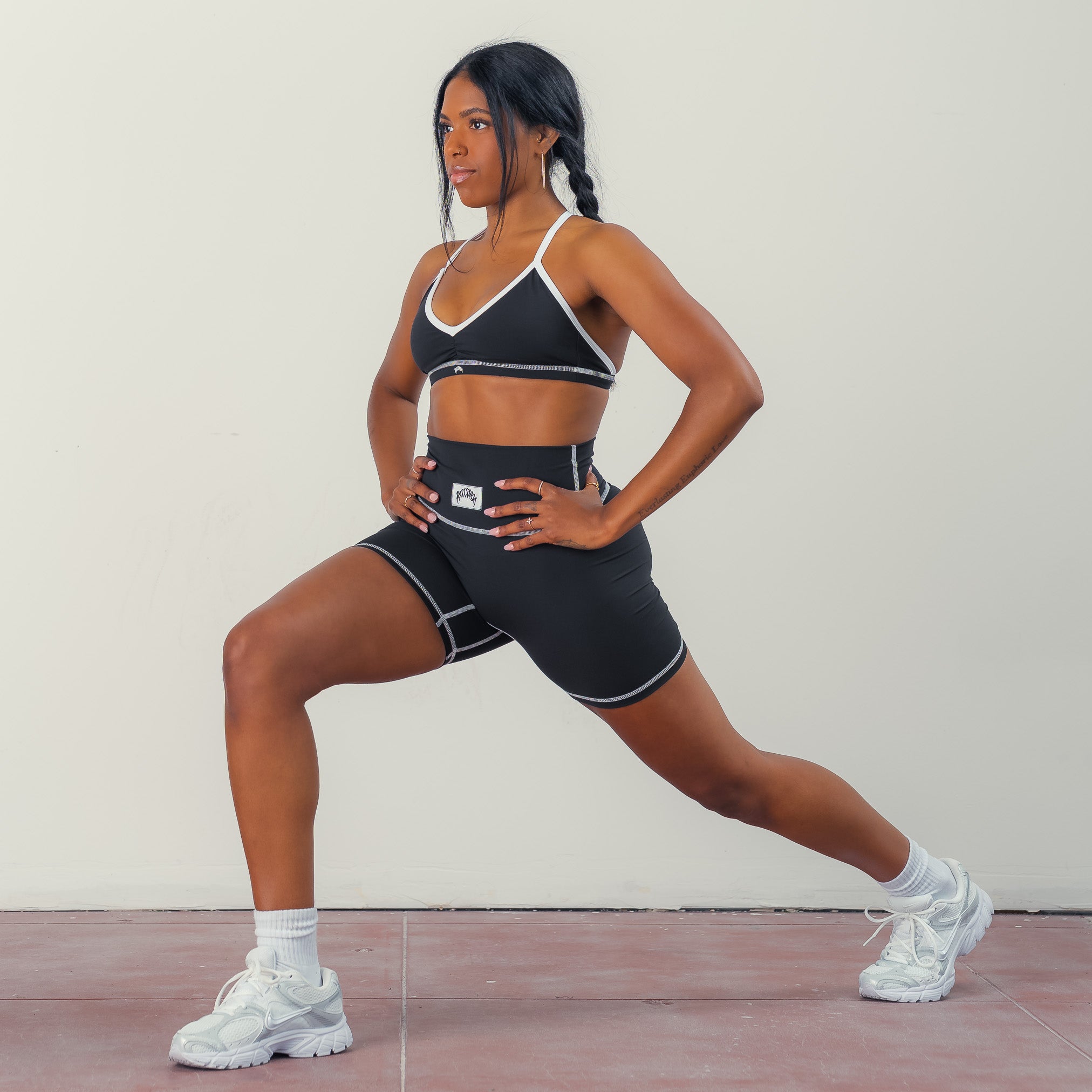 OUTSEAM SCRUNCH BIKER SHORTS - BLACK / WHITE