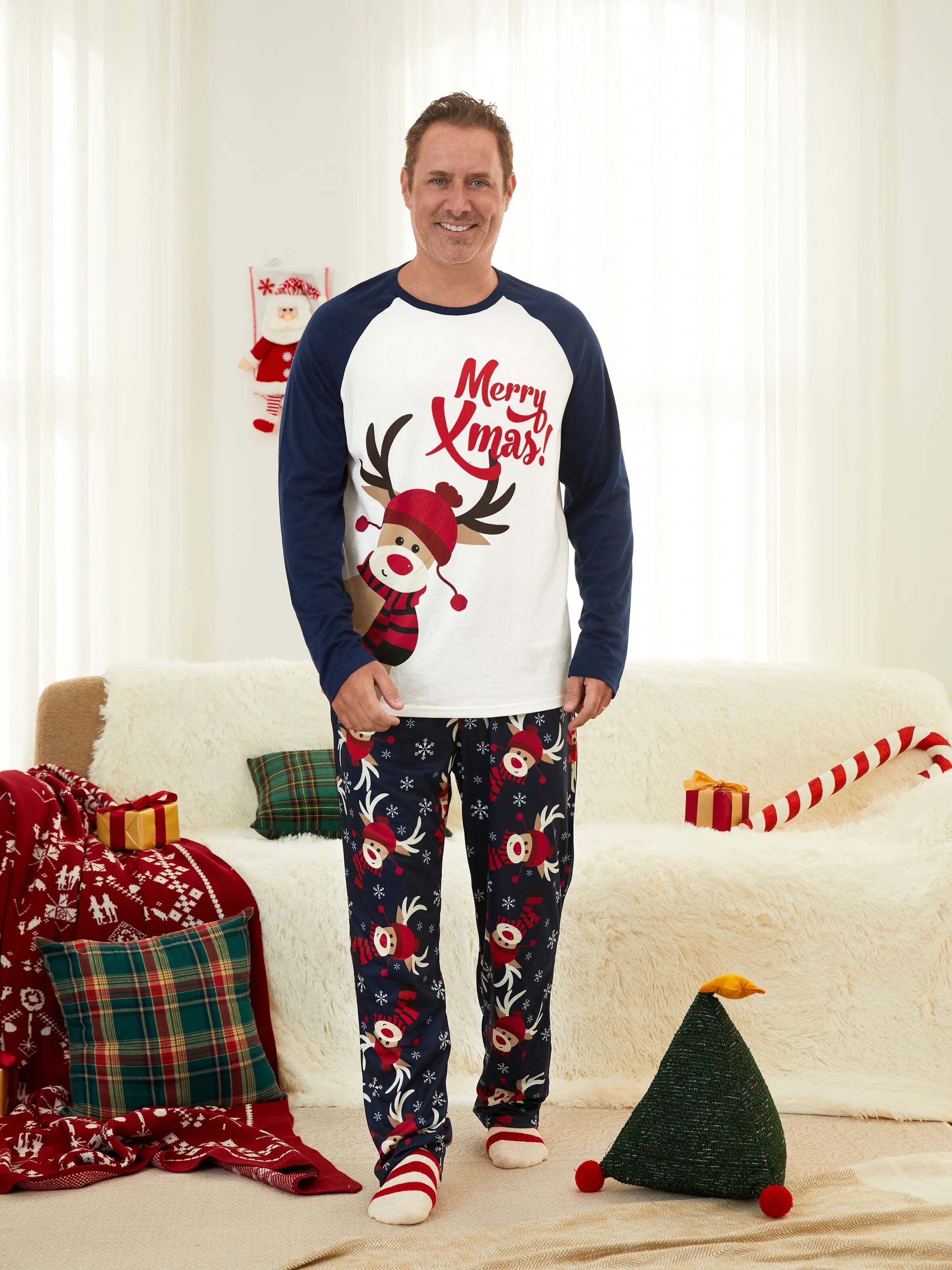 Christmas Family Pajamas Reindeer Pattern Big Graphic Raglan Sleeves Pajamas Sets with Christmas Socks Dark blue/White/Red