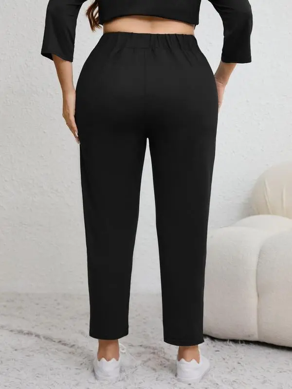 Plus-size solid color pleated sweatpants with an elastic waistband, featuring a casual, sporty style and a high-waisted design.