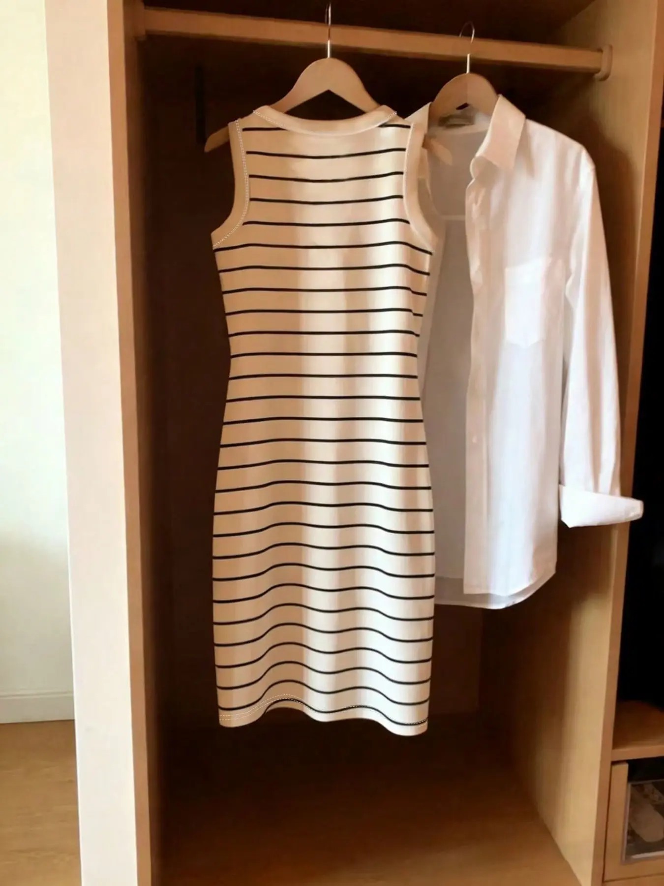 Sleeveless Striped Bodycon Dress – Round Neck, Fitted, Spring/Summer Style