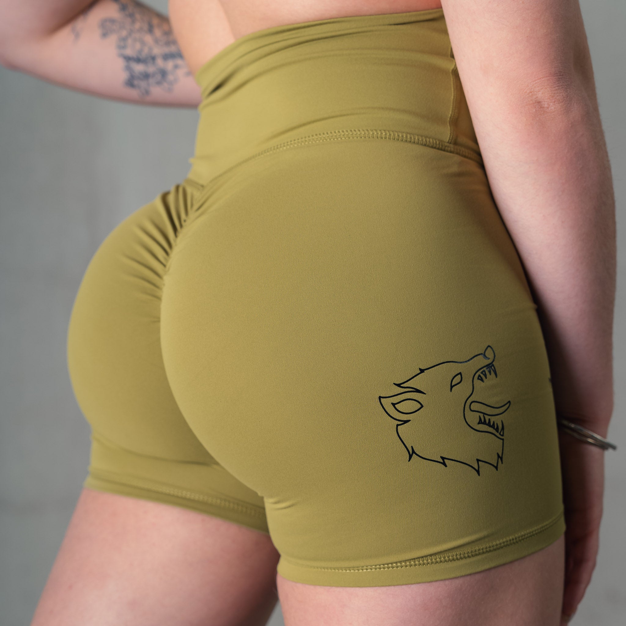 SCRUNCH WOLF BIKER SHORTS - OLIVE / BLACK