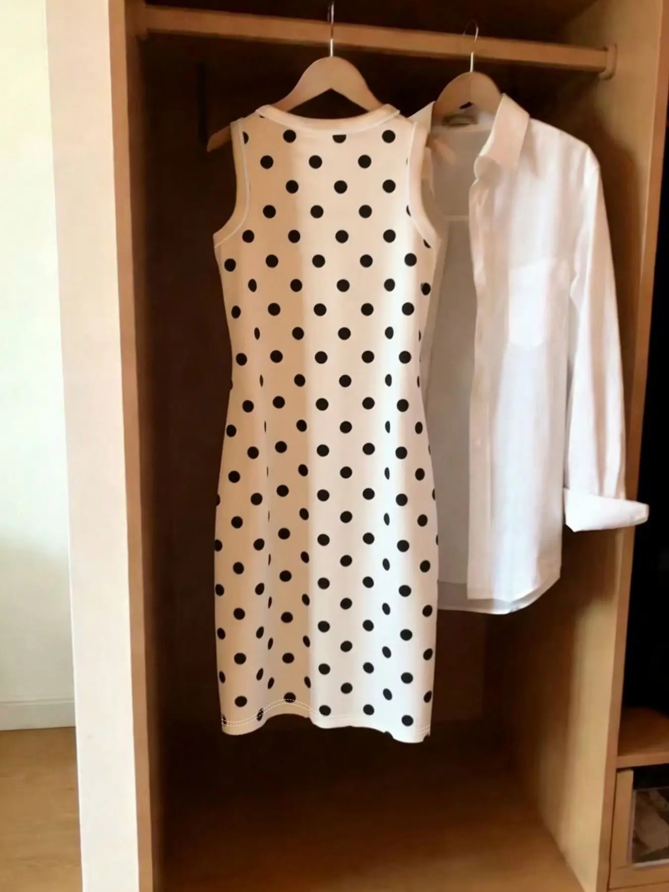 Sleeveless Striped Bodycon Dress – Round Neck, Fitted, Spring/Summer Style