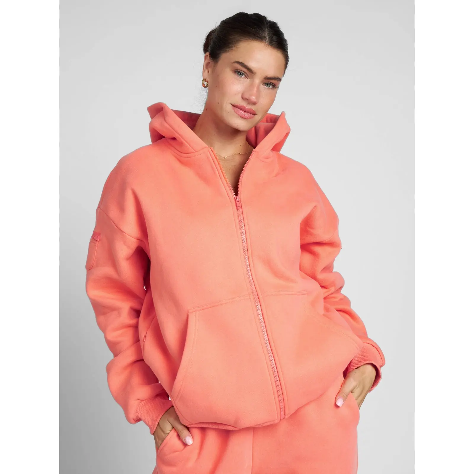Unisex Zip-Up Hoodie with Secure Zip Pockets – Lightweight Travel Essential Sweatshirt for Everyday Wear